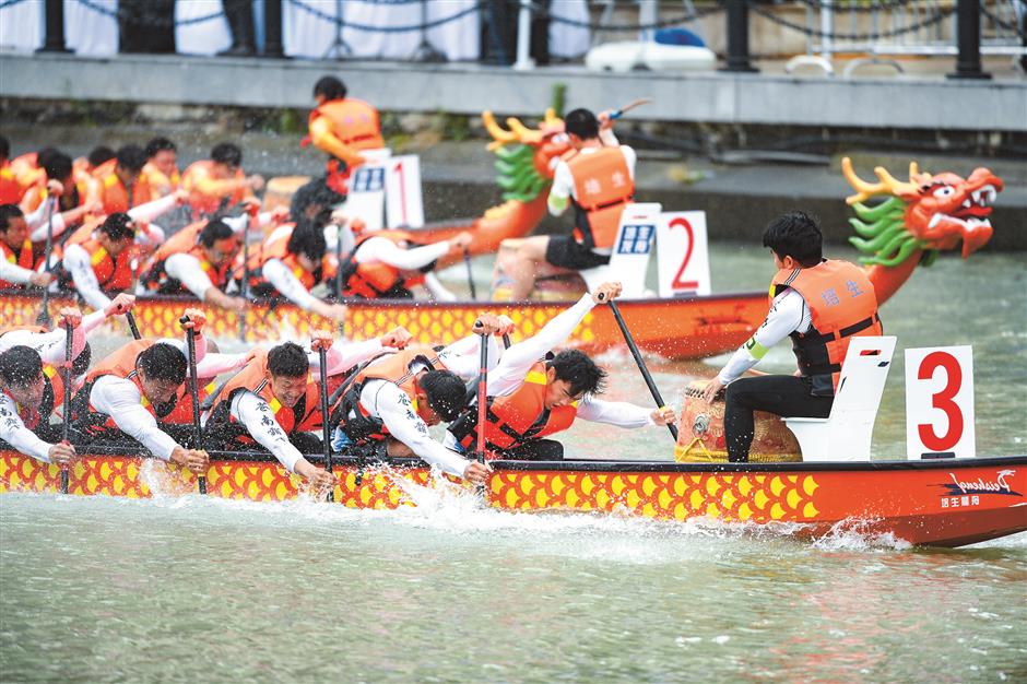 Dragon boat race makes a splash on 'Half Marathon Suzhou Creek' in Putuo