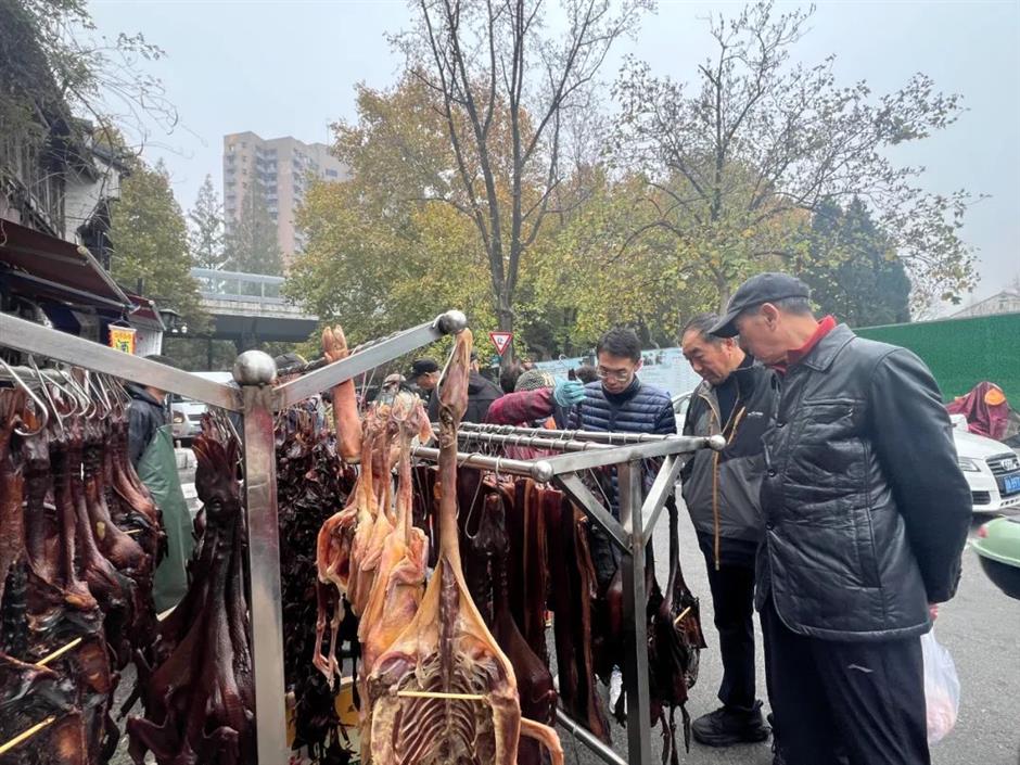 Soy sauce duck popular TCM delicacy in Hangzhou winter