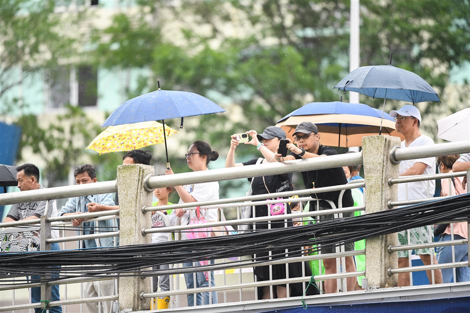 Dragon boat race makes a splash on 'Half Marathon Suzhou Creek' in Putuo