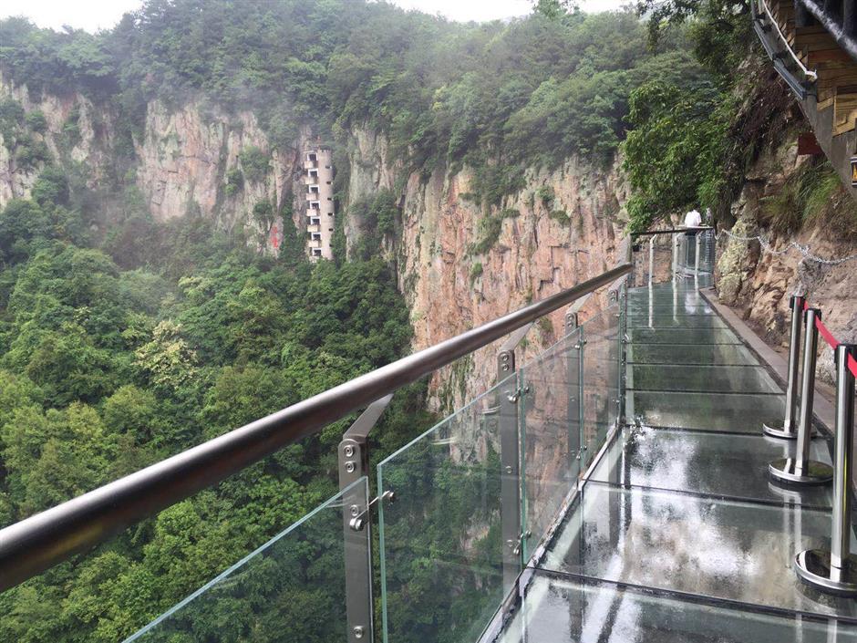 Glass walkway opens on Xuedou Mountain