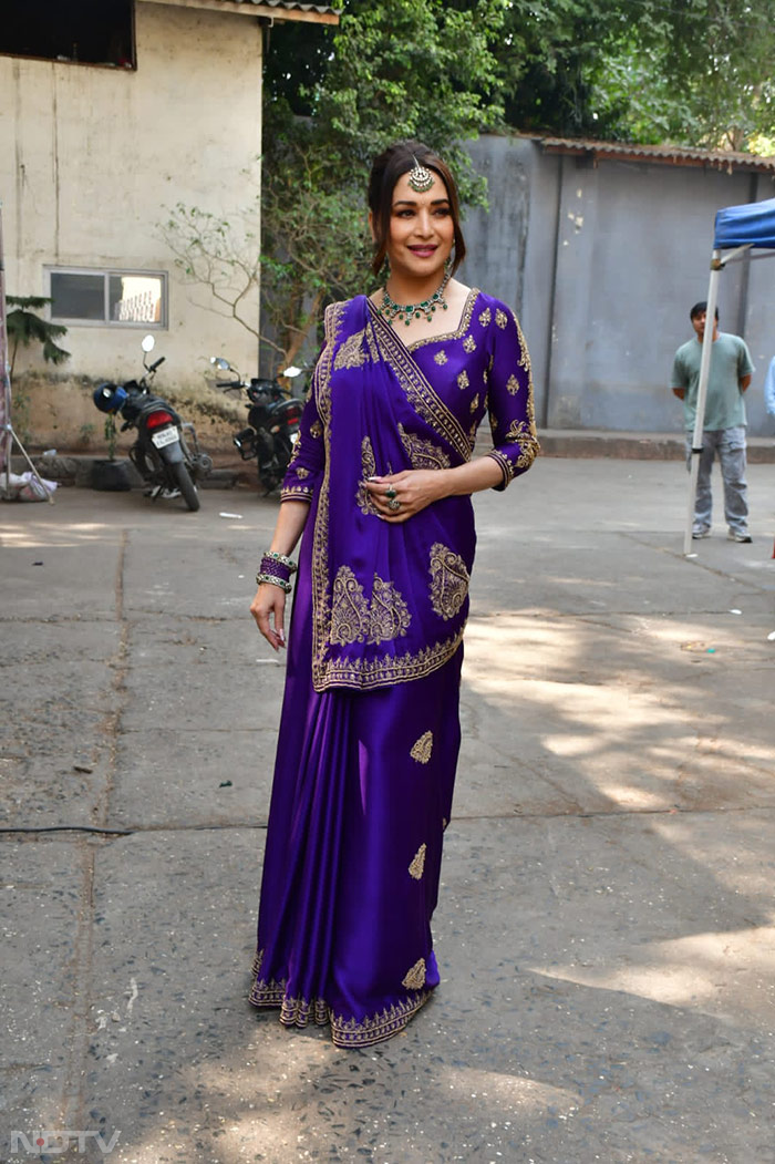 Madhuri Dixit Recreates Iconic  Didi Tera Devar Look On Dance Deewane Set